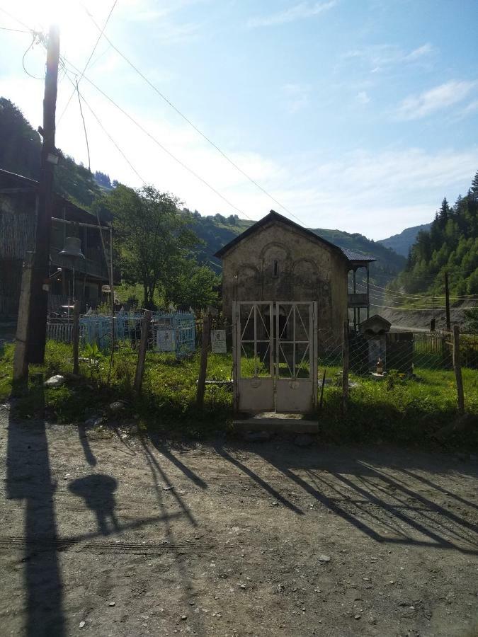 メスティア Raul Lushnu Darbaz Bed & Breakfast エクステリア 写真